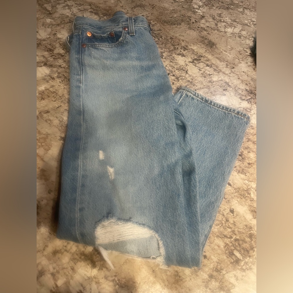 Wedgie Straight Levi Distressed Jeans